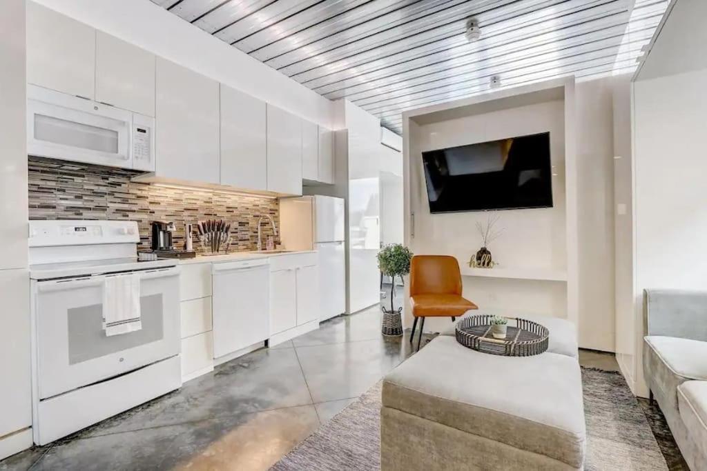 Kcm Mikros Smart Apartments 2 Кливленд Экстерьер фото