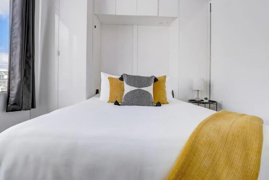 Kcm Mikros Smart Apartments 2 Кливленд Экстерьер фото