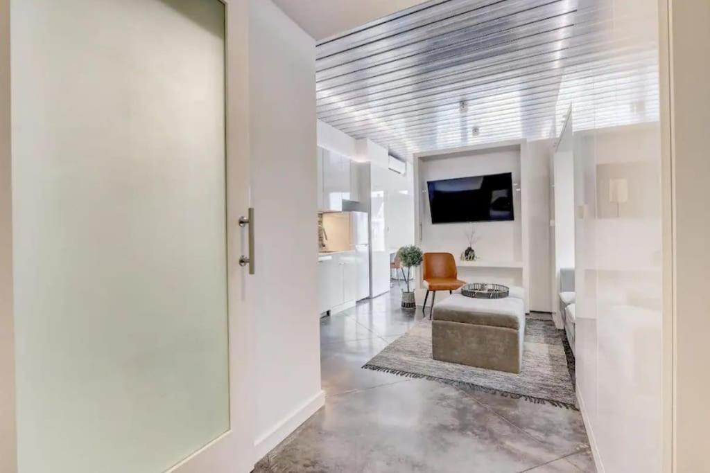 Kcm Mikros Smart Apartments 2 Кливленд Экстерьер фото